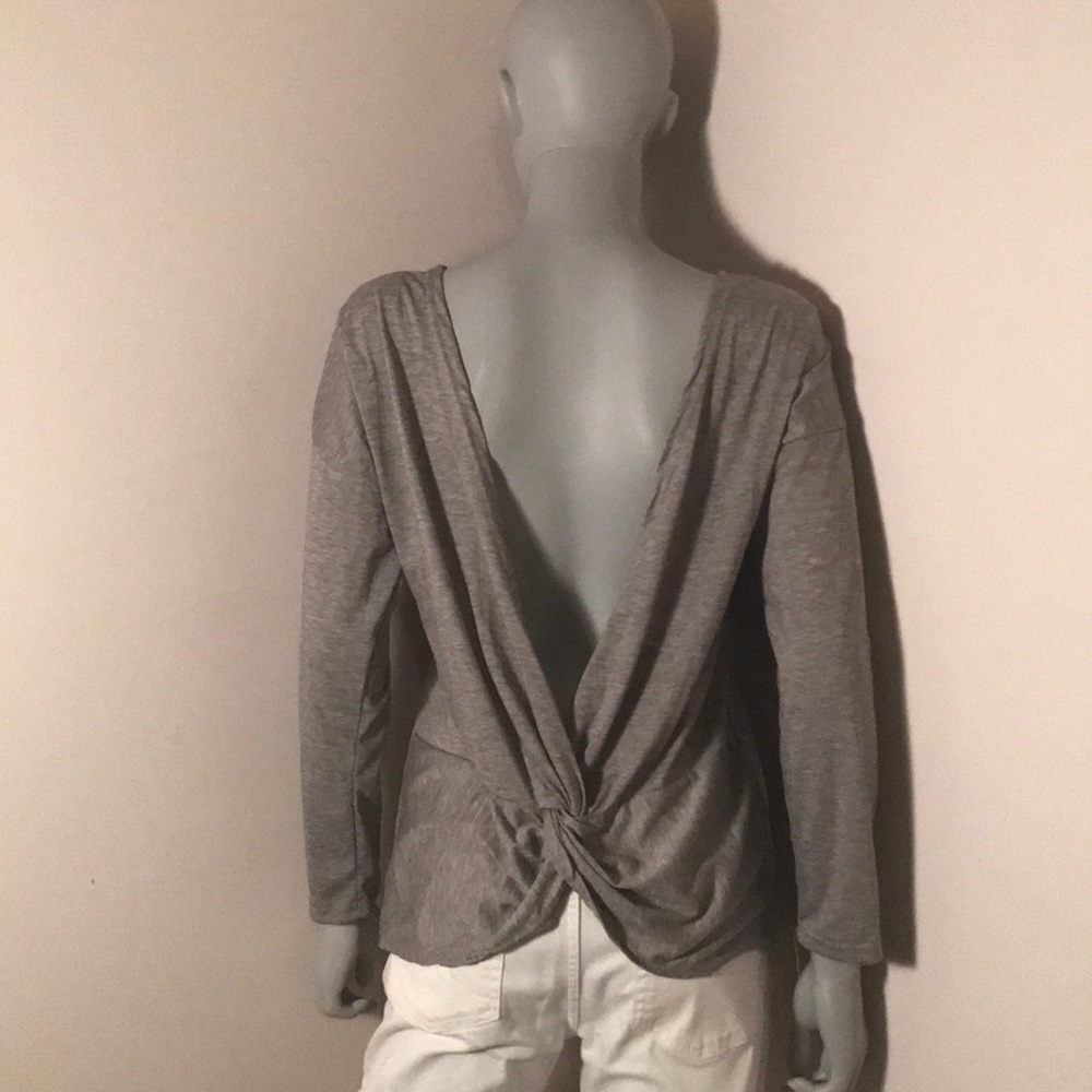 🎉🎉SOLD🎉🎉gray long sleeve top with cut out back